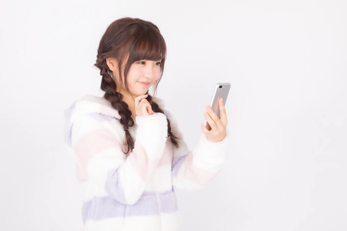 スマホを見ている女性